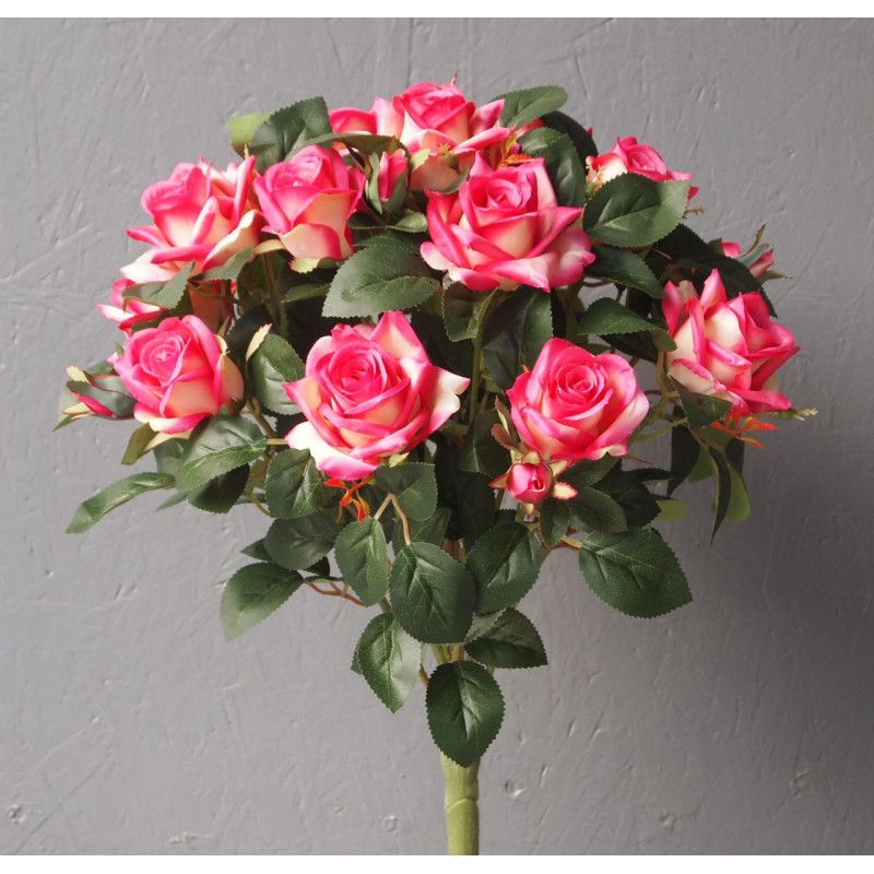 Bouquet de roses ouvertes et boutons