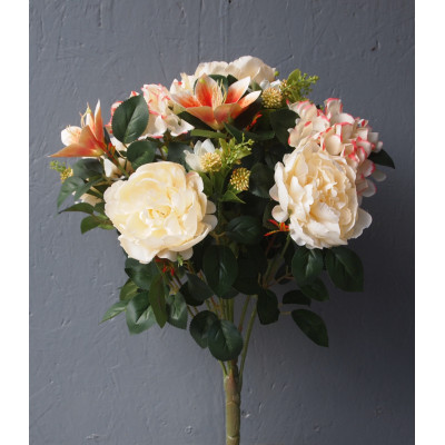 Bouquet rond de pivoines, lys, hortensia