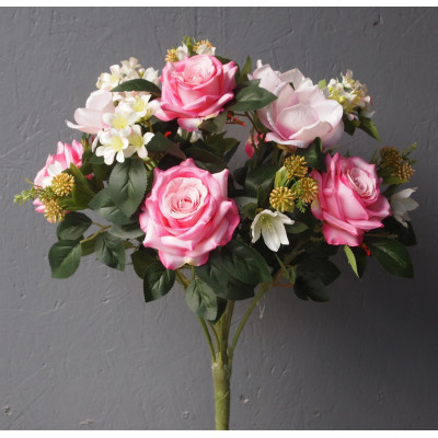 Bouquet rond de roses, magnolias, fleurs diverses
