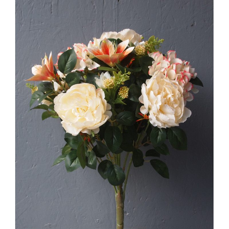 Bouquet rond de pivoines, lys, hortensia