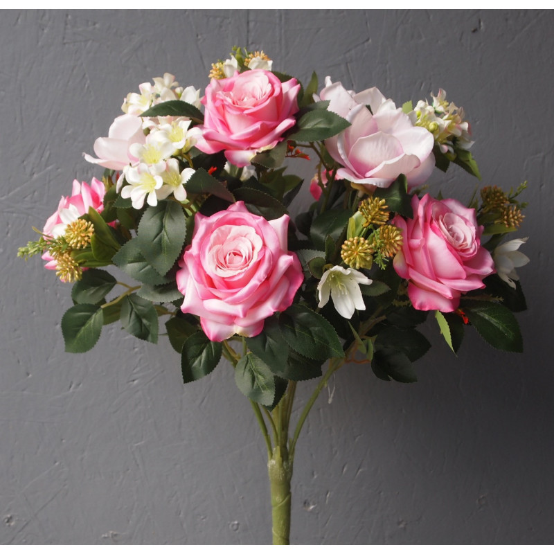 Bouquet rond de roses, magnolias, fleurs diverses