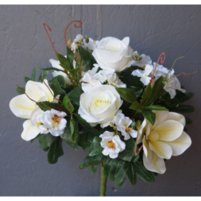 Bouquet rond de roses,magnolias et fleurettes