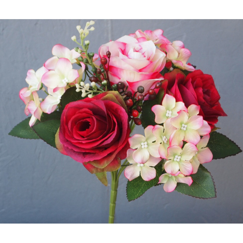 Petit bouquet de roses et hortensias