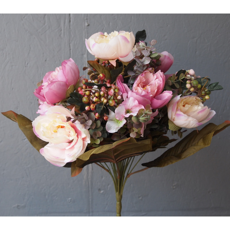 Bouquet rond de pivoines et baies