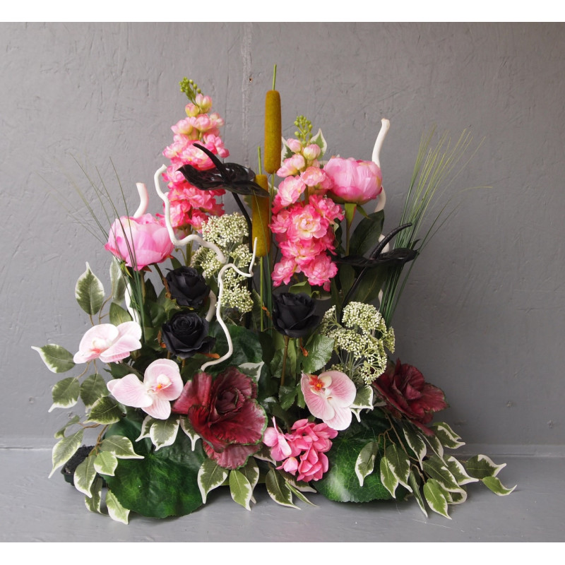Devant de tombe noir et rose